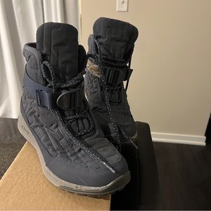 Chaco women’s winter boots, navy blue, size 8